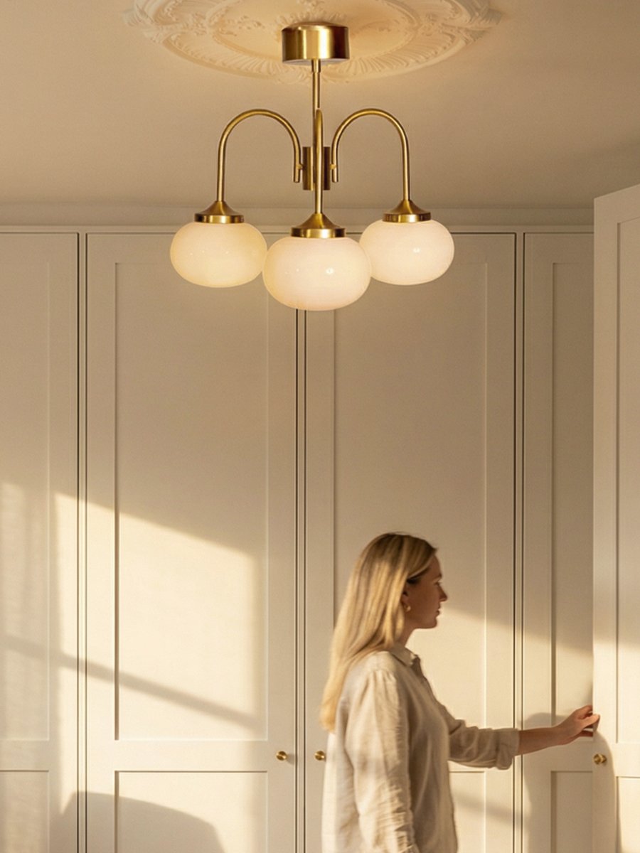 Elsy Ø52 Borstad mässing plafond från PR Home - Denna plafond i borstad m&auml;ssing kombinerar tidl&ouml;s elegans med ett varmt och inbjudande ljus.
