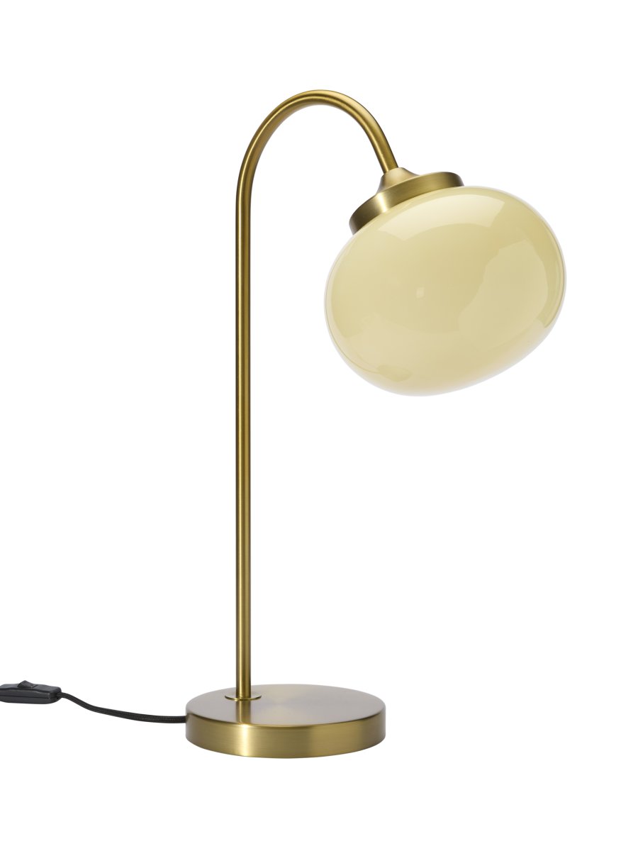 Elsy 50cm Borstad mässing bordslampa från PR Home - Den handbehandlade glassk&auml;rmen i en mjuk kr&auml;mvit nyans ger varje lampa en unik karakt&auml;r, medan de borstade m&auml;ssingdetaljerna skapar en stilren och tidl&ouml;s helhet.