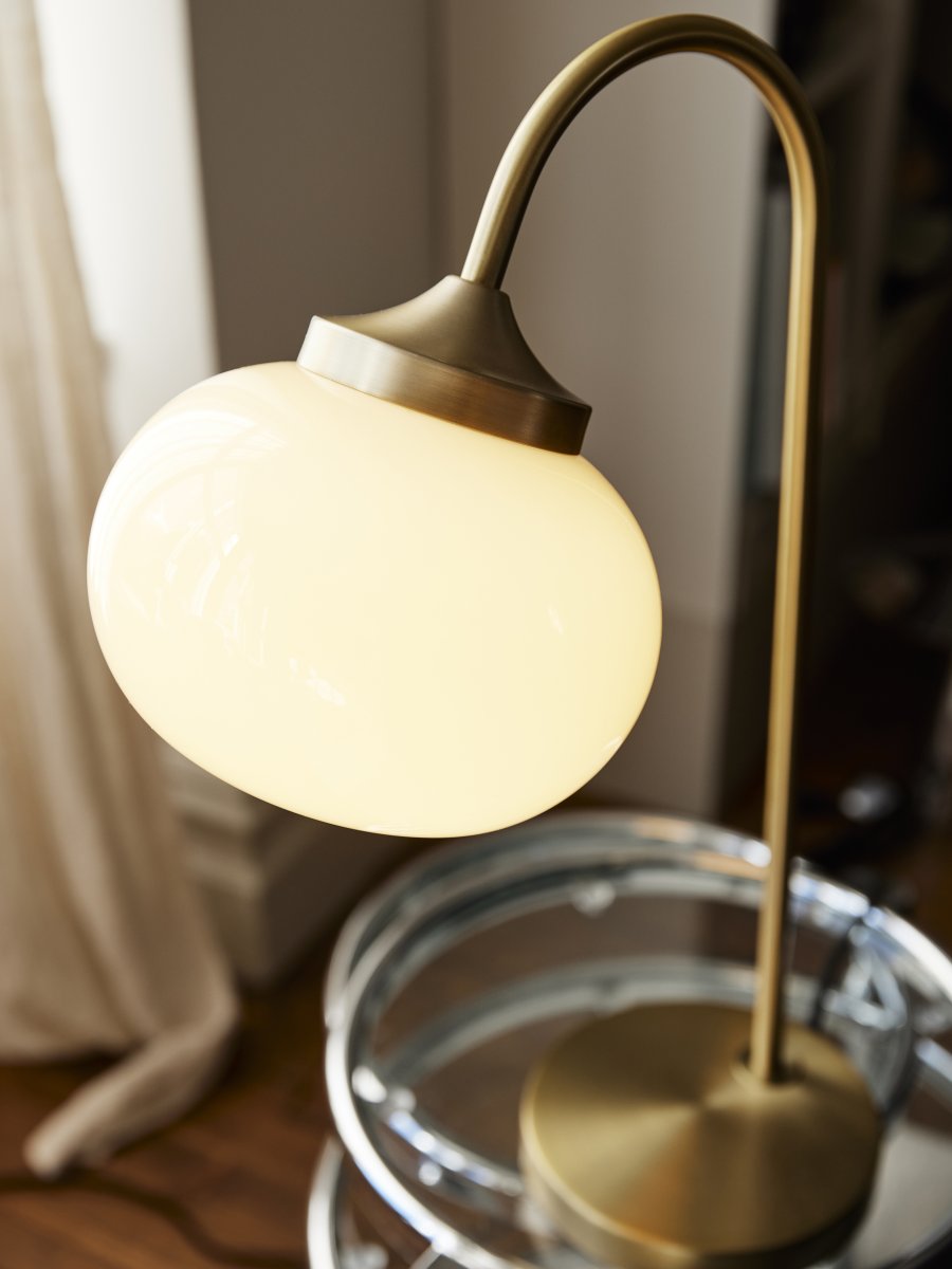 Elsy 50cm Borstad mässing bordslampa från PR Home - Den handbehandlade glassk&auml;rmen i en mjuk kr&auml;mvit nyans ger varje lampa en unik karakt&auml;r, medan de borstade m&auml;ssingdetaljerna skapar en stilren och tidl&ouml;s helhet.