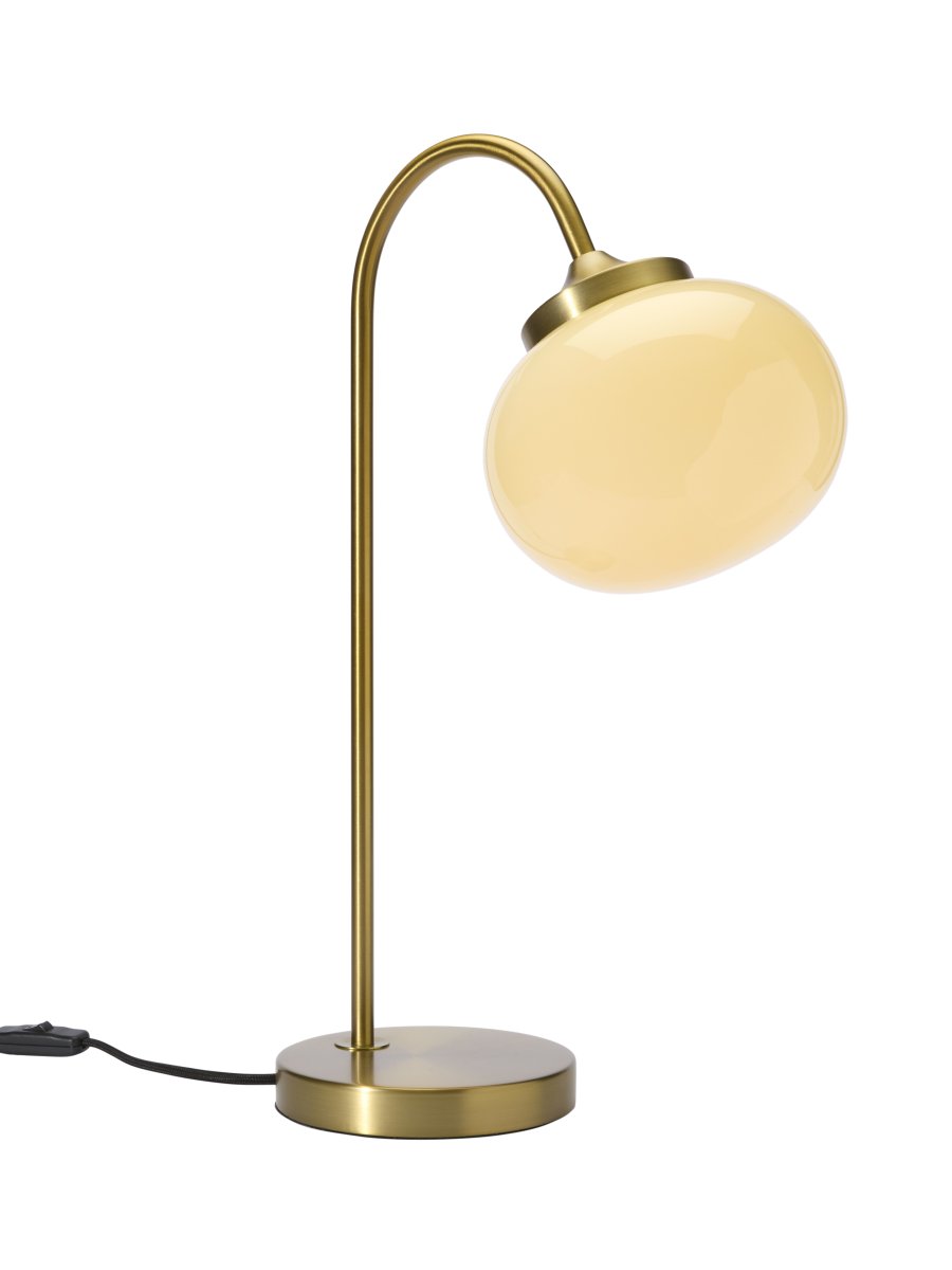 Elsy 50cm Borstad mässing bordslampa från PR Home - Den handbehandlade glassk&auml;rmen i en mjuk kr&auml;mvit nyans ger varje lampa en unik karakt&auml;r, medan de borstade m&auml;ssingdetaljerna skapar en stilren och tidl&ouml;s helhet.