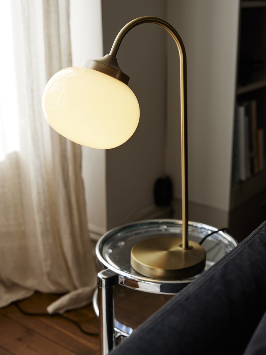 Elsy 50cm Borstad mässing bordslampa från PR Home - Den handbehandlade glassk&auml;rmen i en mjuk kr&auml;mvit nyans ger varje lampa en unik karakt&auml;r, medan de borstade m&auml;ssingdetaljerna skapar en stilren och tidl&ouml;s helhet.