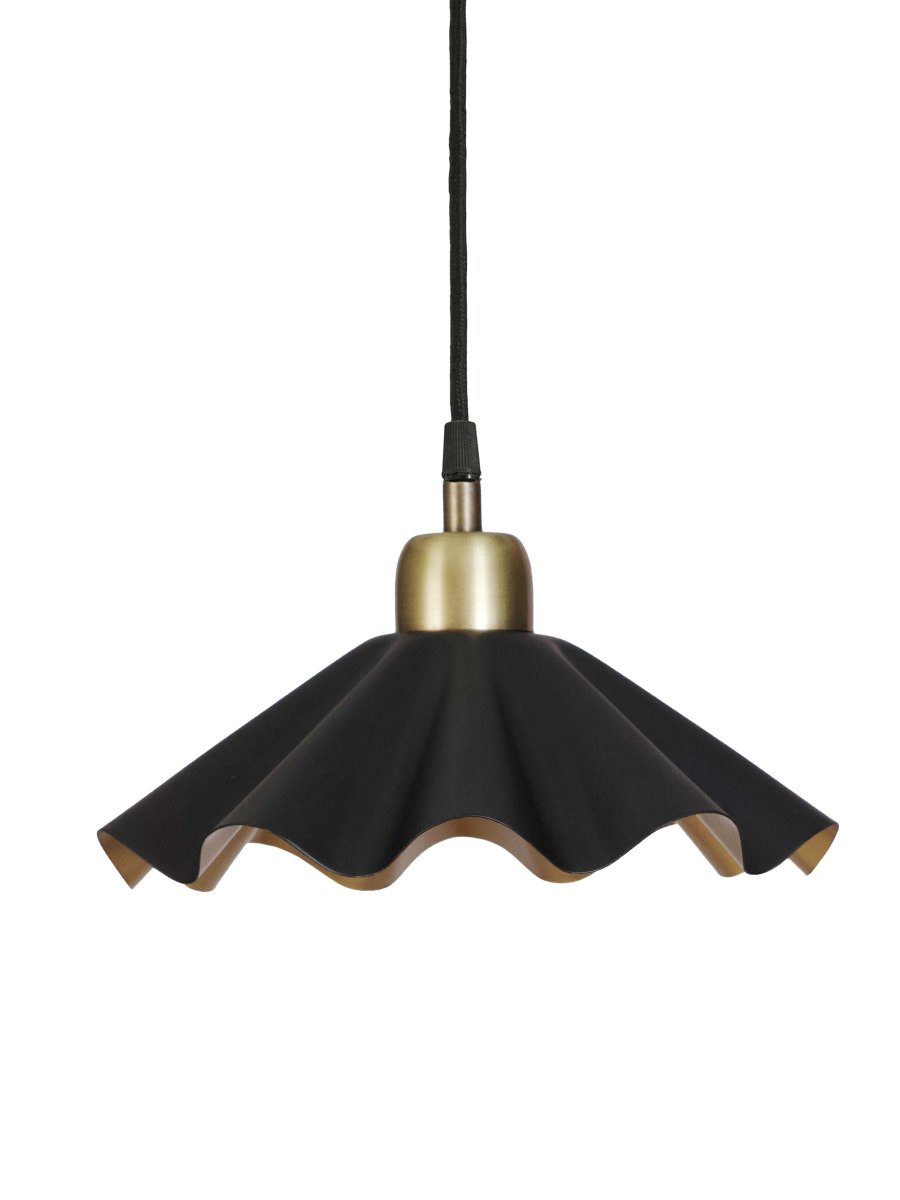 Aira Ø25 Svart fönsterlampa från PR Home - F&ouml;nsterlampan Aira &auml;r perfekt f&ouml;r dig som vill skapa ett sammanh&aring;llet och exklusivt uttryck i ditt hem, fr&aring;n vardagsrum och sovrum till hall och hemmakontor.