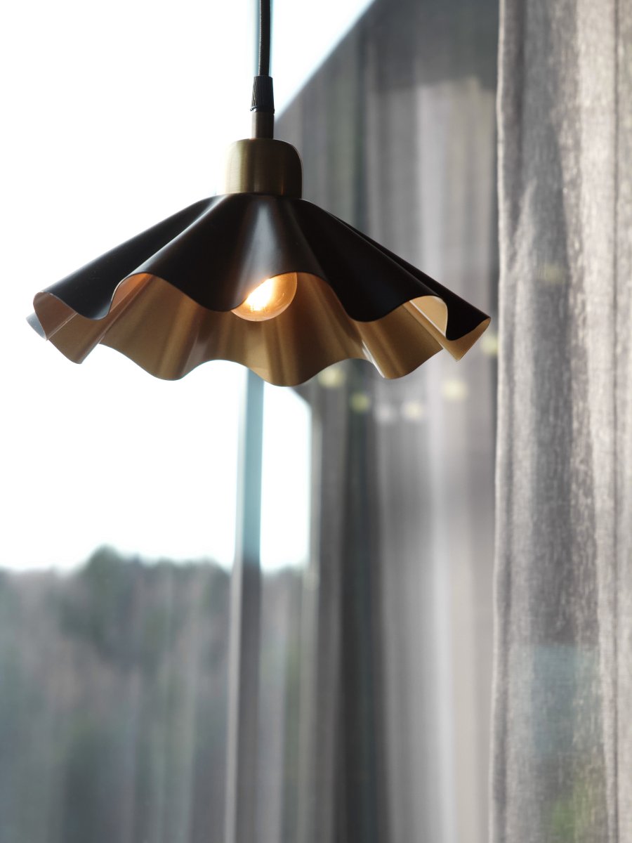 Aira Ø25 Svart fönsterlampa från PR Home - F&ouml;nsterlampan Aira &auml;r perfekt f&ouml;r dig som vill skapa ett sammanh&aring;llet och exklusivt uttryck i ditt hem, fr&aring;n vardagsrum och sovrum till hall och hemmakontor.