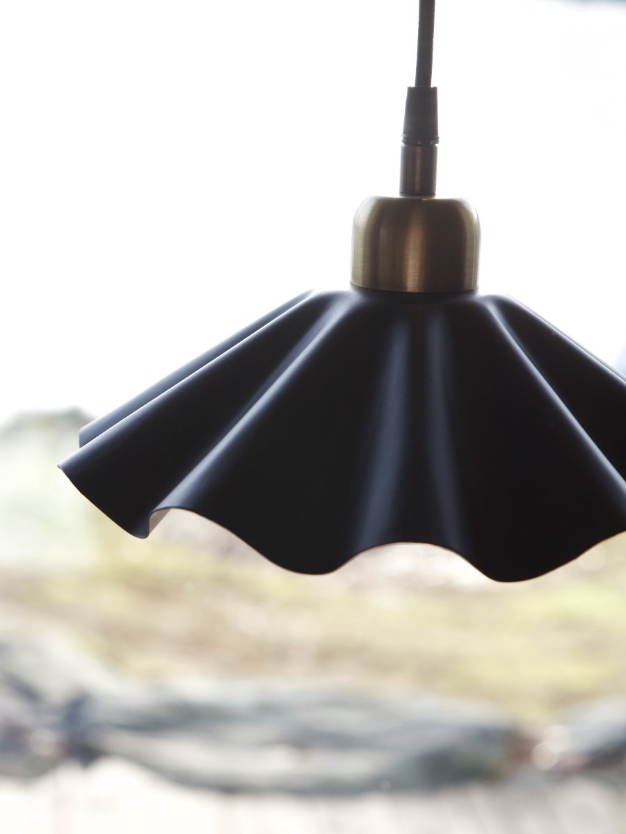 Aira Ø25 Svart fönsterlampa från PR Home - F&ouml;nsterlampan Aira &auml;r perfekt f&ouml;r dig som vill skapa ett sammanh&aring;llet och exklusivt uttryck i ditt hem, fr&aring;n vardagsrum och sovrum till hall och hemmakontor.