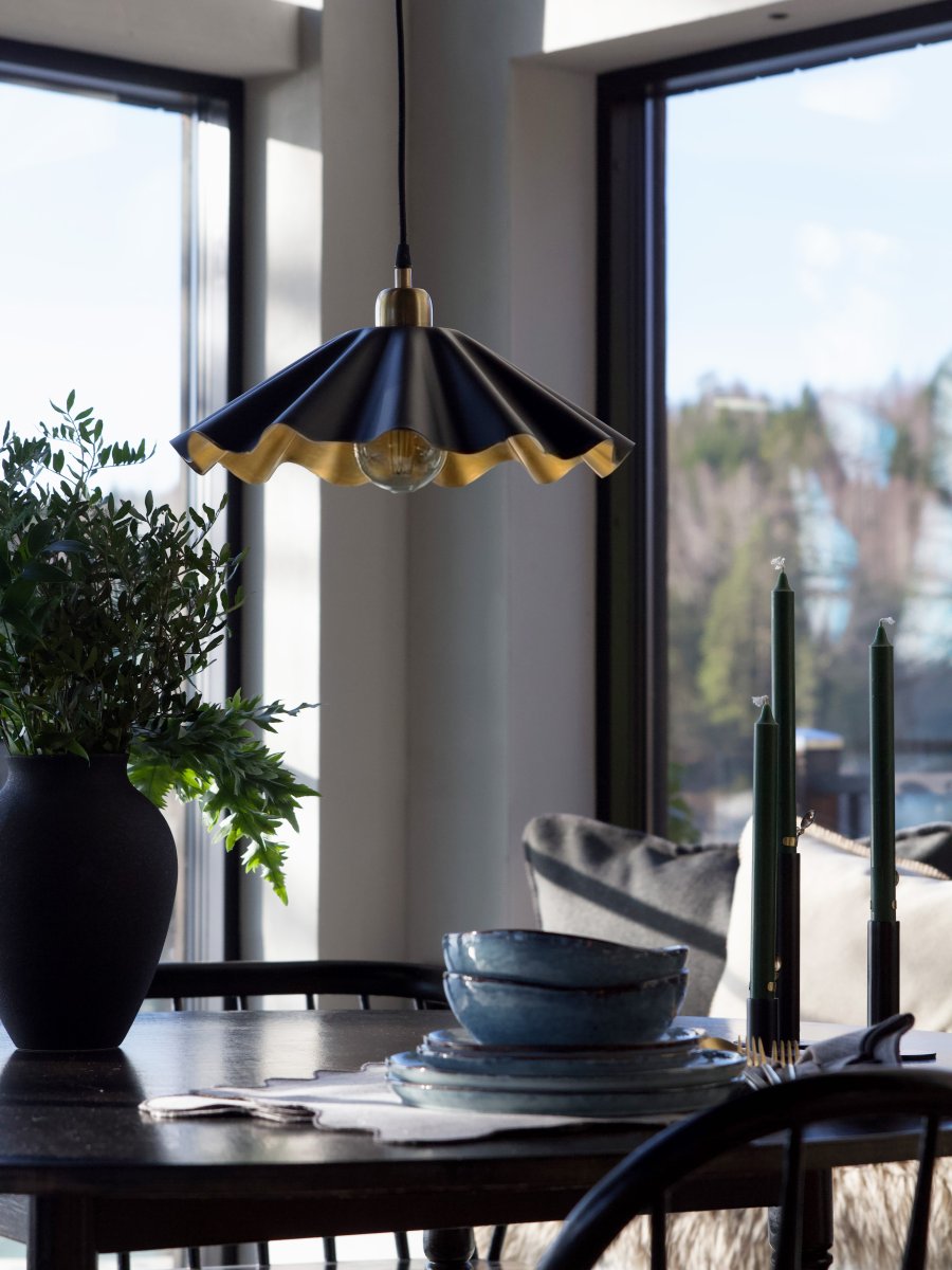Aira Ø40 Svart taklampa från PR Home - Taklampa Aira i en mattsvart finish med m&auml;ssingf&auml;rgad insida.