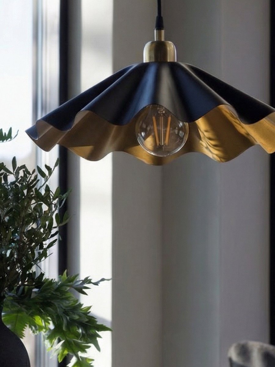 Aira Ø40 Svart taklampa från PR Home - Taklampa Aira i en mattsvart finish med m&auml;ssingf&auml;rgad insida.