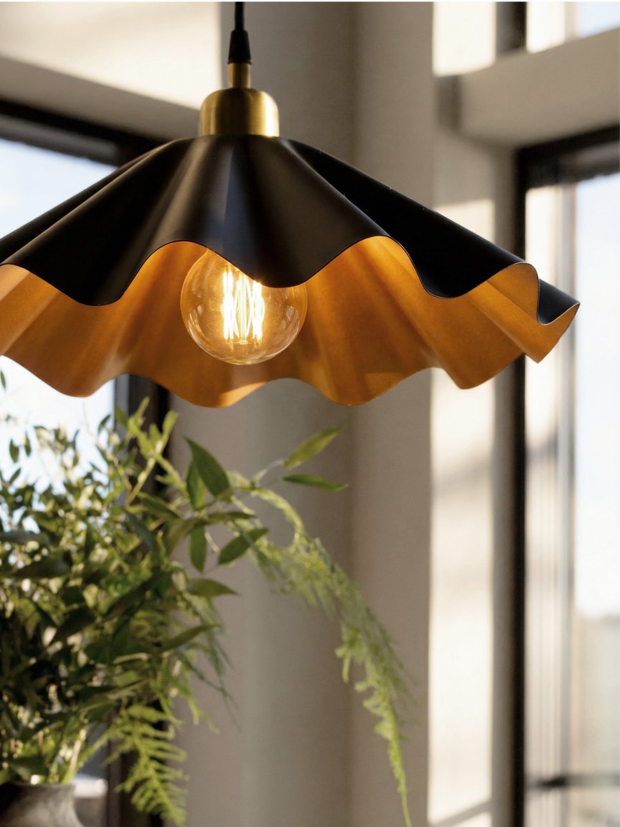 Aira Ø40 Svart taklampa från PR Home - Taklampa Aira i en mattsvart finish med m&auml;ssingf&auml;rgad insida.