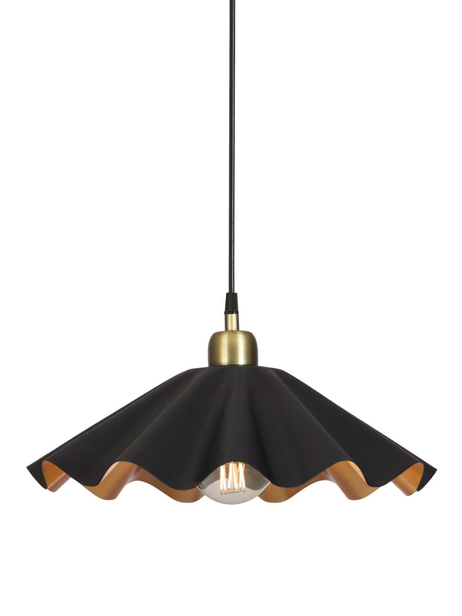 Aira Ø50 Svart taklampa från PR Home - Taklampa Aira i en mattsvart finish med m&auml;ssingf&auml;rgad insida.