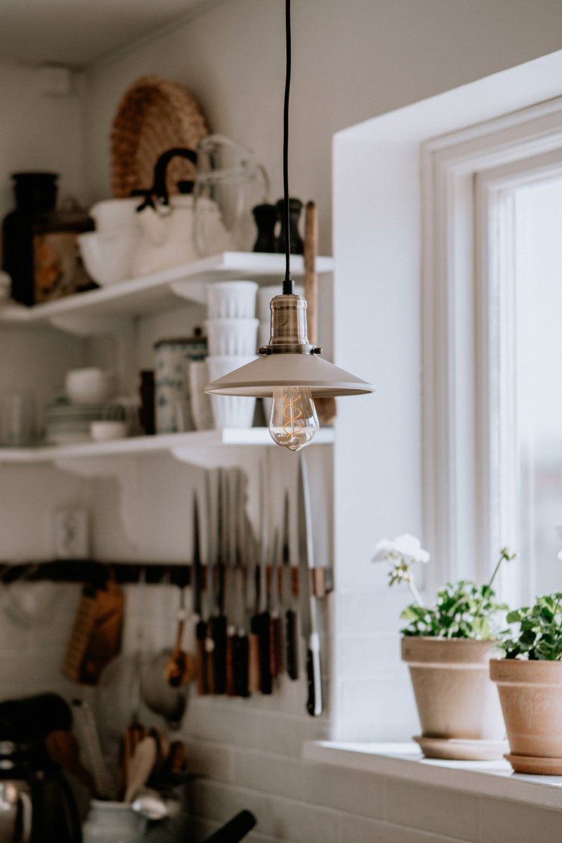 Disc Ø22 Beige fönsterlampa från Globen Lighting - Den beiga sk&auml;rmen av metall i kombination med m&auml;ssingdetaljerna skapar en varm atmosf&auml;r i rummet.
