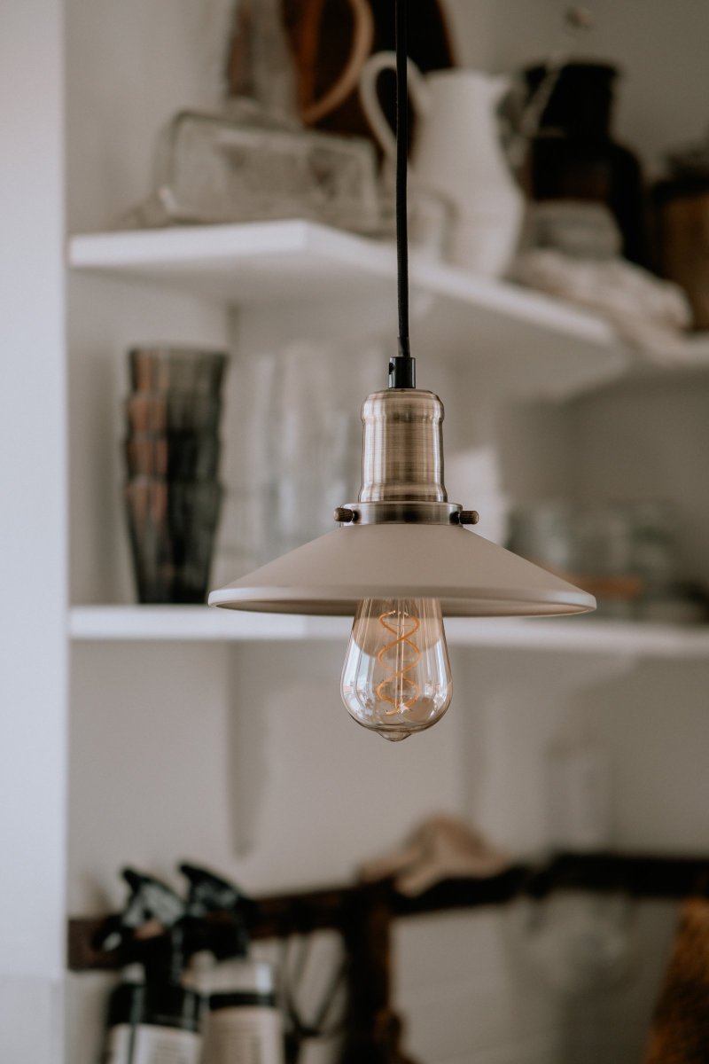 Disc Ø22 Beige fönsterlampa från Globen Lighting - Den beiga sk&auml;rmen av metall i kombination med m&auml;ssingdetaljerna skapar en varm atmosf&auml;r i rummet.