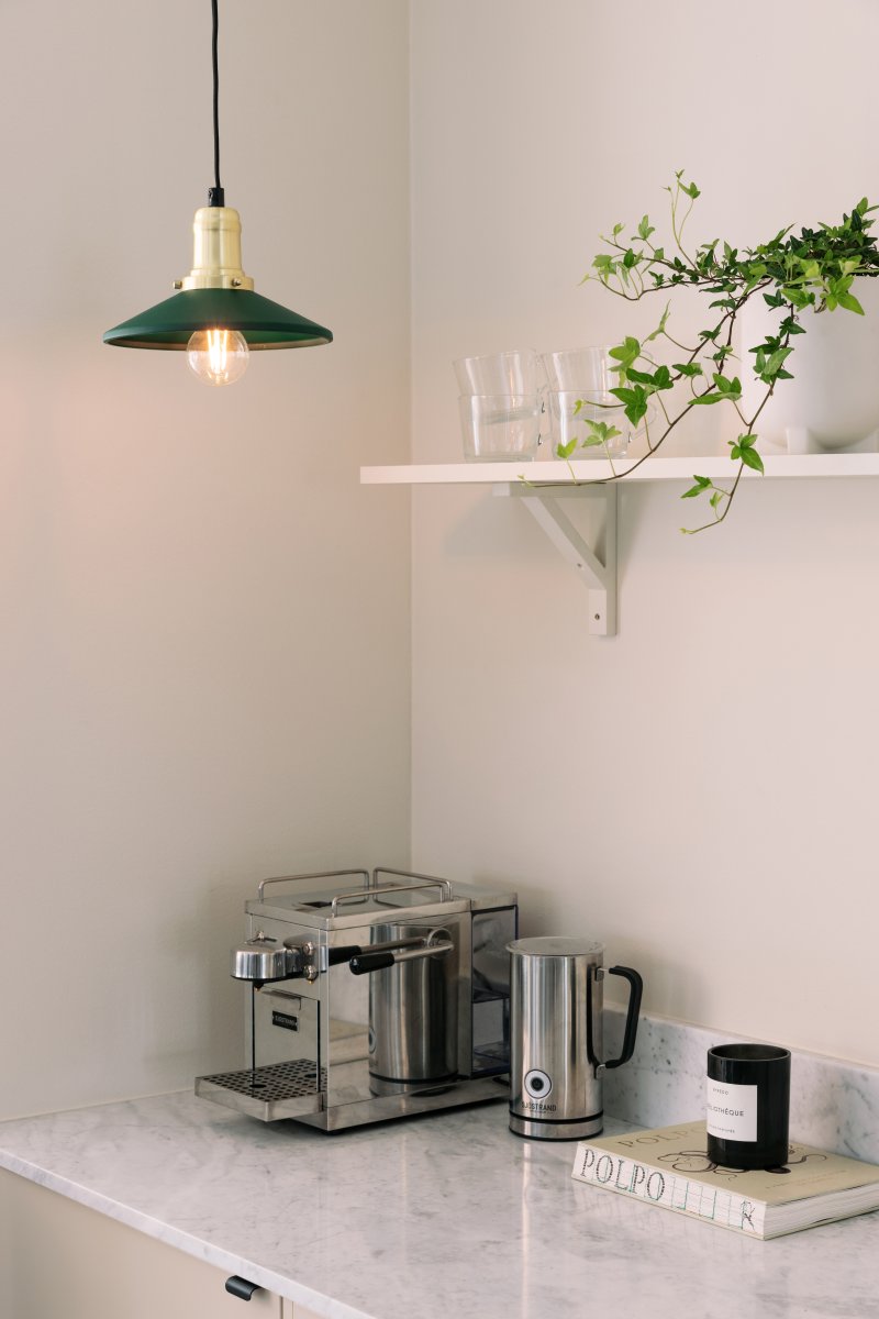 Disc Ø22 Grön fönsterlampa från Globen Lighting - Den gr&ouml;na sk&auml;rmen av metall i kombination med m&auml;ssingdetaljerna skapar en varm atmosf&auml;r i rummet.