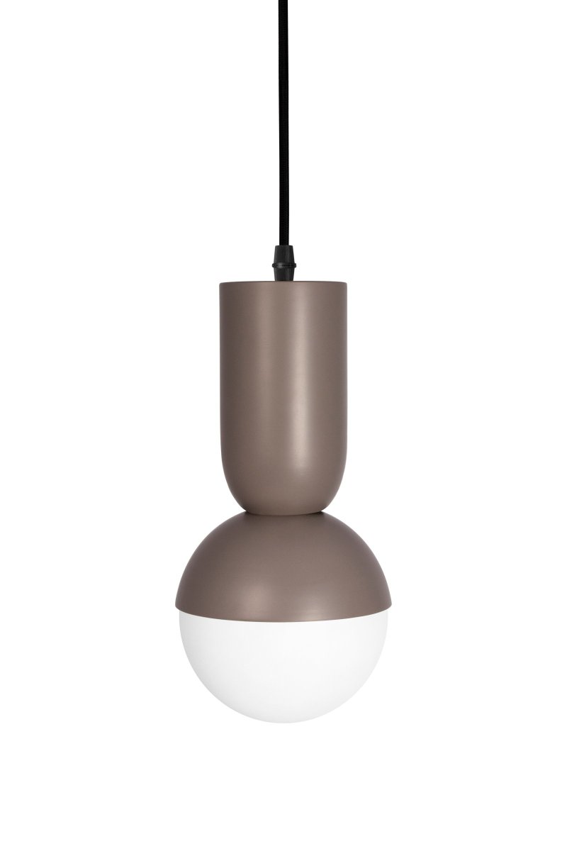 Nero Ø13 Brun taklampa från Globen Lighting - Lampan Nero var fr&aring;n b&ouml;rjan ett f&ouml;rs&ouml;k att kombinera en glob med en oval r&ouml;rform.