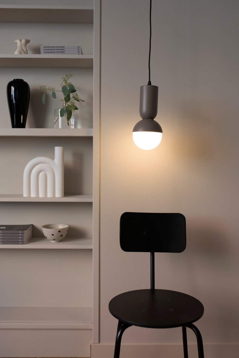 Nero Ø13 Brun taklampa från Globen Lighting - Lampan Nero var fr&aring;n b&ouml;rjan ett f&ouml;rs&ouml;k att kombinera en glob med en oval r&ouml;rform.
