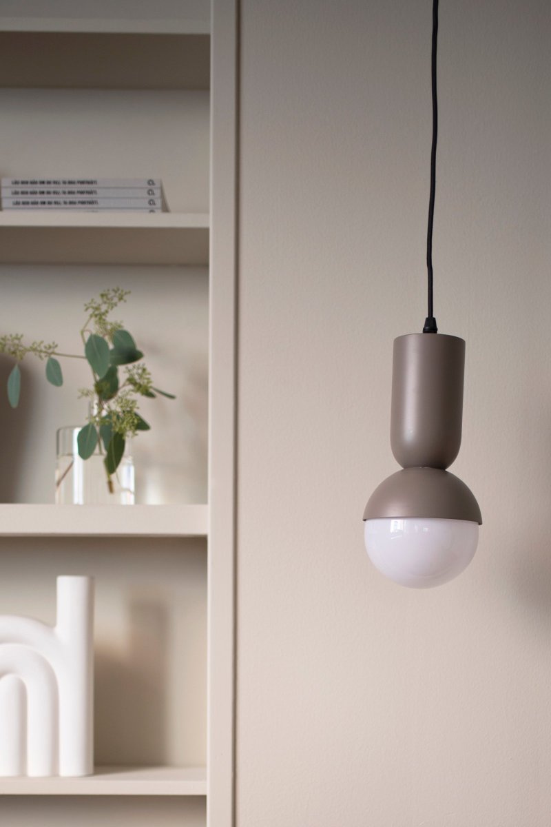 Nero Ø13 Brun taklampa från Globen Lighting - Lampan Nero var fr&aring;n b&ouml;rjan ett f&ouml;rs&ouml;k att kombinera en glob med en oval r&ouml;rform.