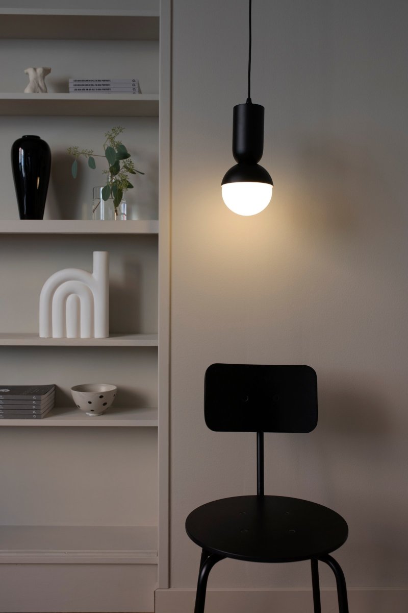 Nero Ø13 Svart taklampa från Globen Lighting - Lampan Nero var fr&aring;n b&ouml;rjan ett f&ouml;rs&ouml;k att kombinera en glob med en oval r&ouml;rform.