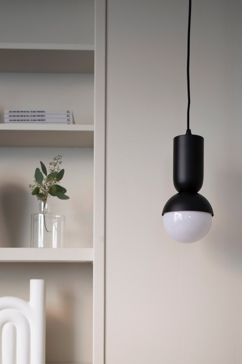 Nero Ø13 Svart taklampa från Globen Lighting - Lampan Nero var fr&aring;n b&ouml;rjan ett f&ouml;rs&ouml;k att kombinera en glob med en oval r&ouml;rform.