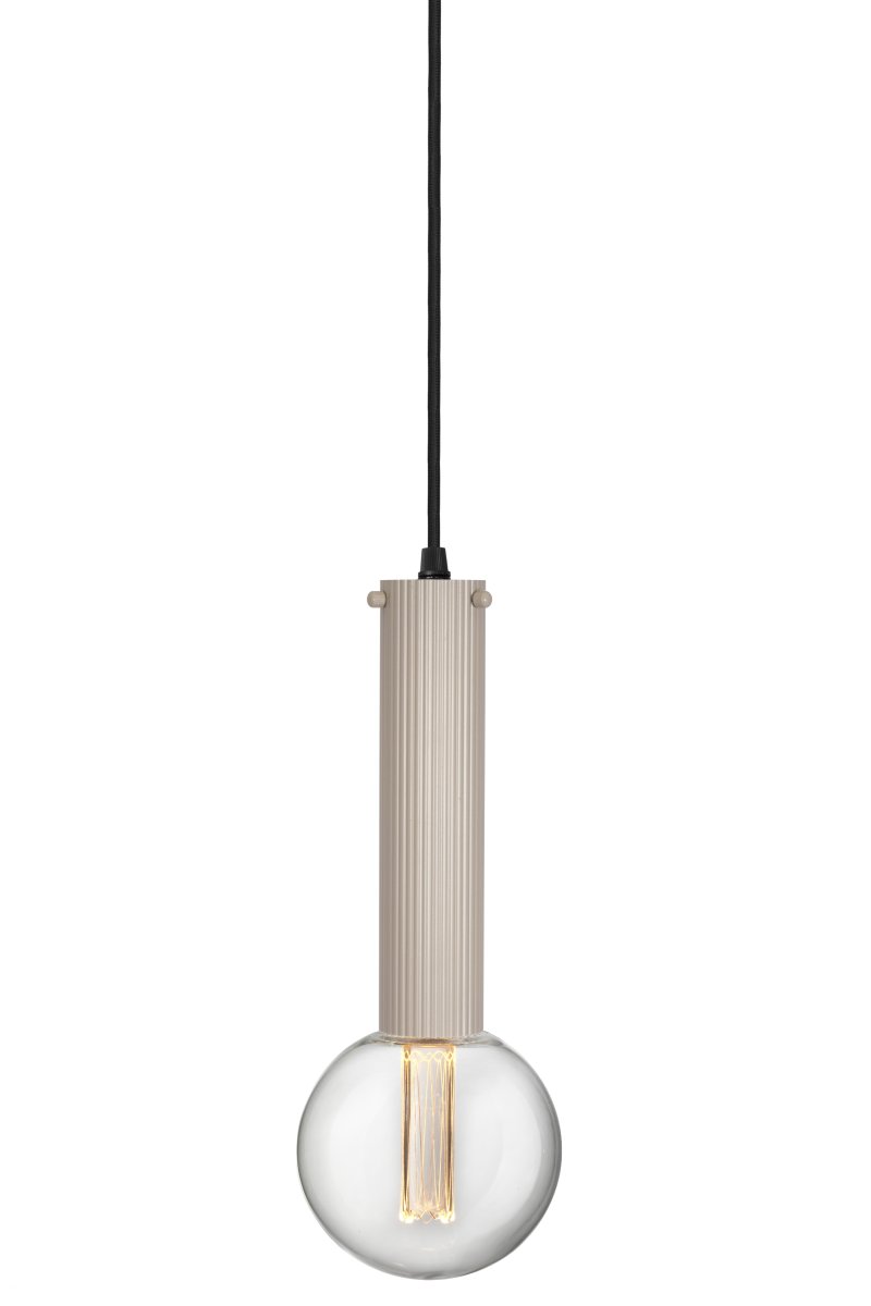 Hubble 22cm Beige fönsterlampa från Globen Lighting - Lampans uttryck och ljusbild kan enkelt varieras med olika ljusk&auml;llor: v&auml;lj en riktad spot f&ouml;r funktionell arbetsbelysning, ett litet klot f&ouml;r en modern k&auml;nsla eller en st&ouml;rre ljusk&auml;lla f&ouml;r st&auml;mningsfull atmosf&auml;r.
