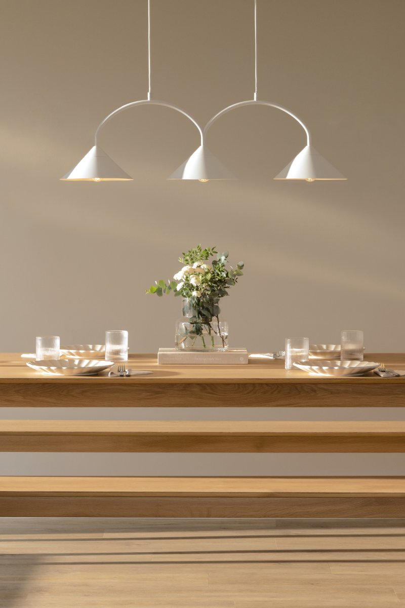 Curve 95cm Vit taklampa från Globen Lighting - Pendeln &auml;r tillverkad i mattlackerad metall med tre sk&auml;rmar och levereras med tv&aring; 200 cm textilkablar samt matchande takkopp.