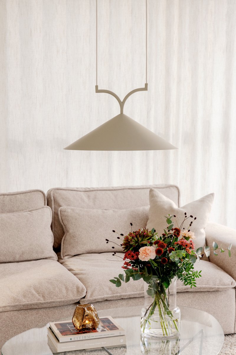 Curve Ø50 Beige taklampa från Globen Lighting - Tillverkad i mattlackerad metall med tv&aring; 120 cm textilkablar och matchande takkopp i metall.