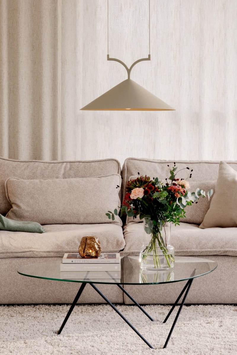 Curve Ø50 Beige taklampa från Globen Lighting - Tillverkad i mattlackerad metall med tv&aring; 120 cm textilkablar och matchande takkopp i metall.