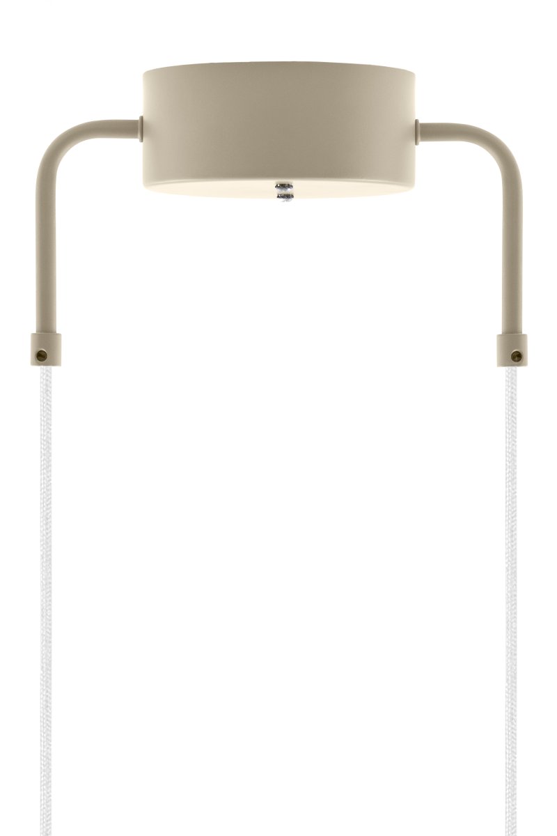 Curve Ø50 Beige taklampa från Globen Lighting - Tillverkad i mattlackerad metall med tv&aring; 120 cm textilkablar och matchande takkopp i metall.