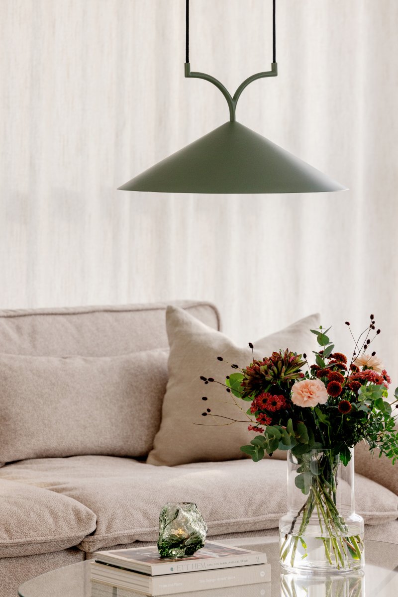 Curve Ø50 Mossgrön taklampa från Globen Lighting - Tillverkad i mattlackerad metall med tv&aring; 120 cm textilkablar och matchande takkopp i metall.