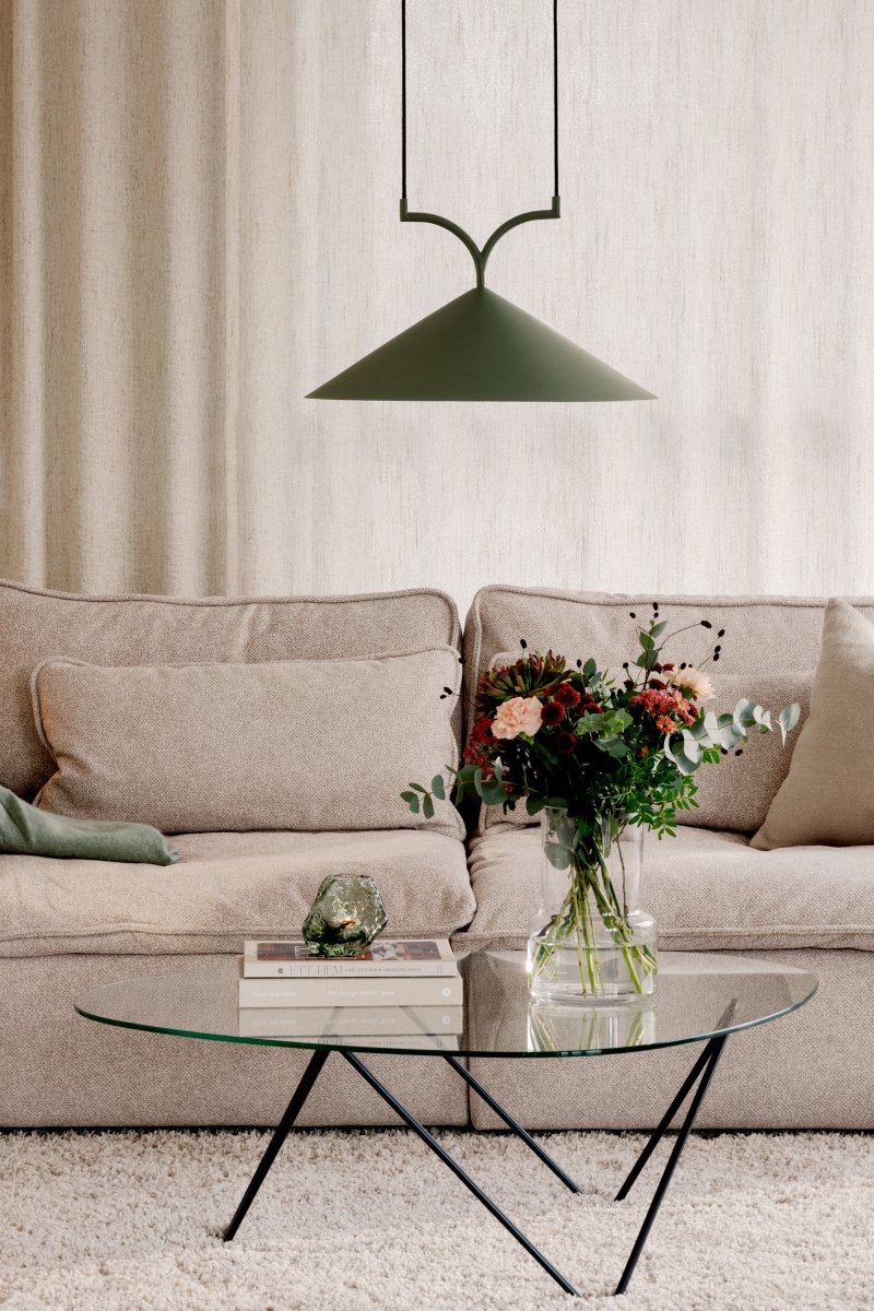 Curve Ø50 Mossgrön taklampa från Globen Lighting - Tillverkad i mattlackerad metall med tv&aring; 120 cm textilkablar och matchande takkopp i metall.