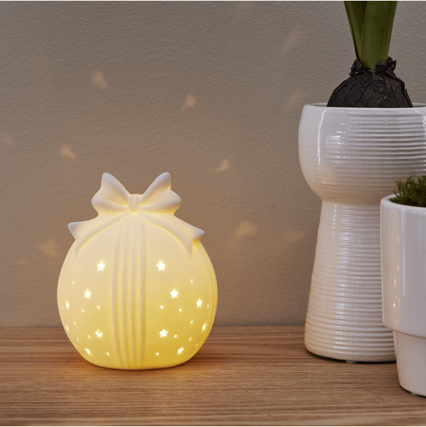 Rozy 11cm Vit från Star Trading - Fin bordsdekoration i vitt porslin som avger ett varmvitt sken.