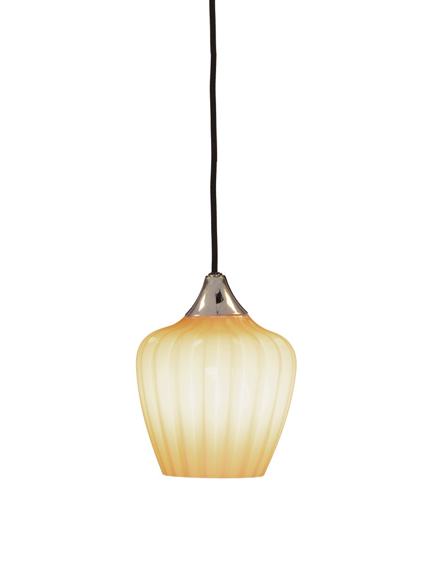 Amalfi Ø14 Aprikos fönsterlampa från PR Home - Amalfi f&ouml;nsterpendel har en tidl&ouml;s och elegant design med en mjuk form inspirerad av sn&ouml;droppens blomma.