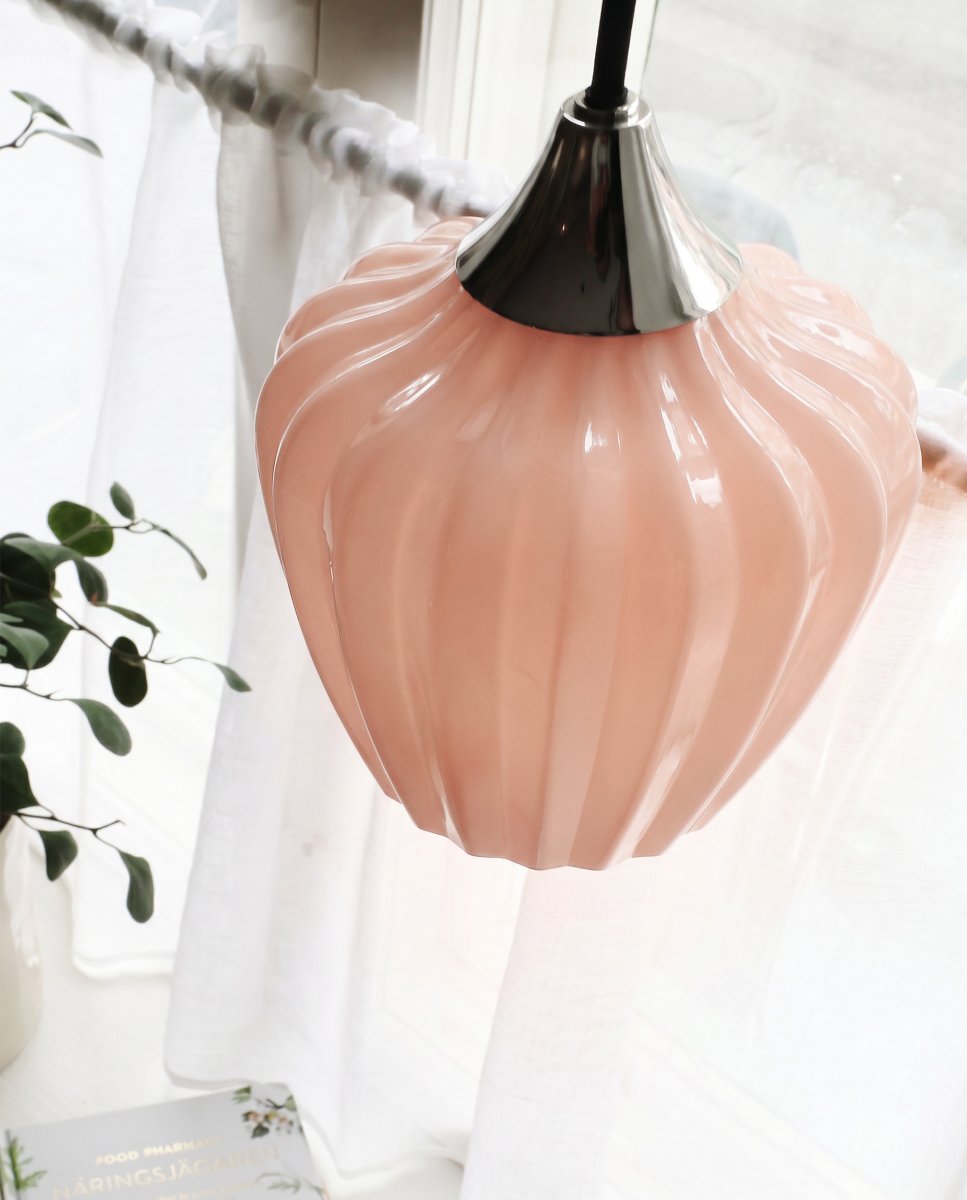 Amalfi Ø14 Aprikos fönsterlampa från PR Home - Amalfi f&ouml;nsterpendel har en tidl&ouml;s och elegant design med en mjuk form inspirerad av sn&ouml;droppens blomma.