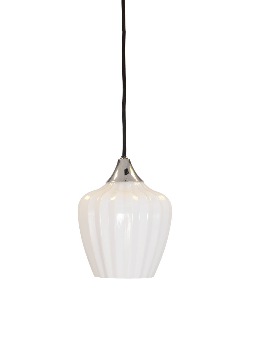 Amalfi Ø14 Vit fönsterlampa från PR Home - Amalfi f&ouml;nsterpendel har en tidl&ouml;s och elegant design med en mjuk form inspirerad av sn&ouml;droppens blomma.