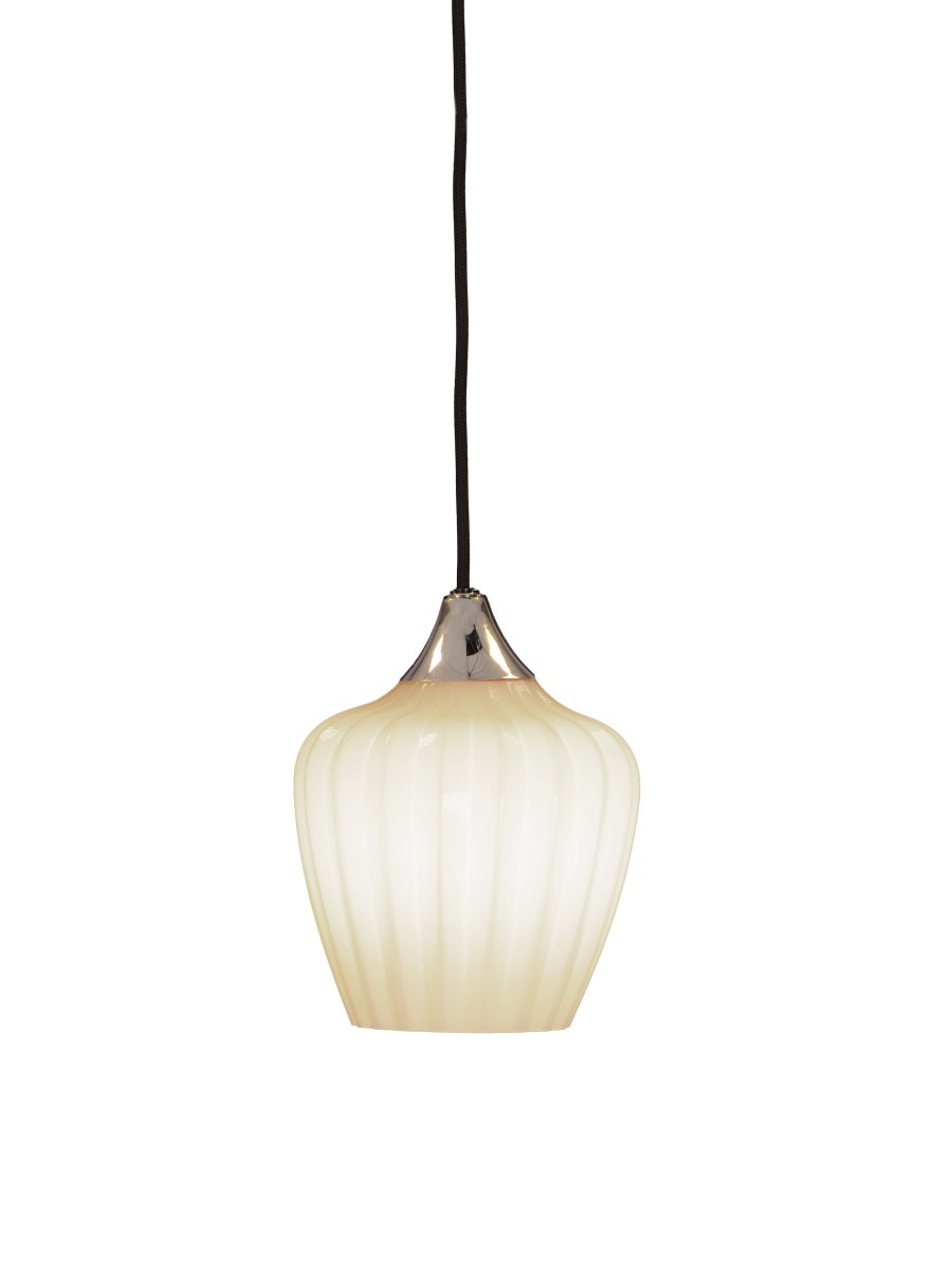 Amalfi Ø14 Vit fönsterlampa från PR Home - Amalfi f&ouml;nsterpendel har en tidl&ouml;s och elegant design med en mjuk form inspirerad av sn&ouml;droppens blomma.