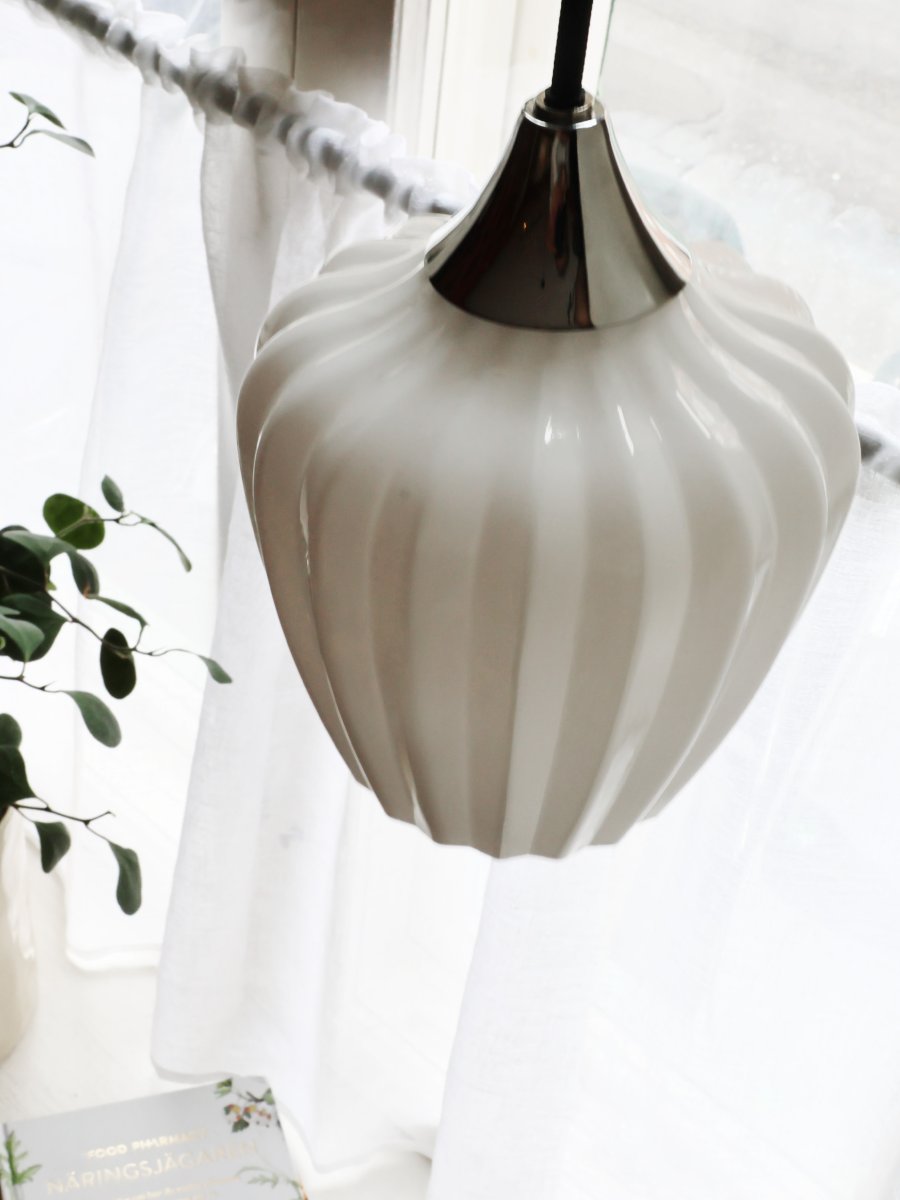 Amalfi Ø14 Vit fönsterlampa från PR Home - Amalfi f&ouml;nsterpendel har en tidl&ouml;s och elegant design med en mjuk form inspirerad av sn&ouml;droppens blomma.