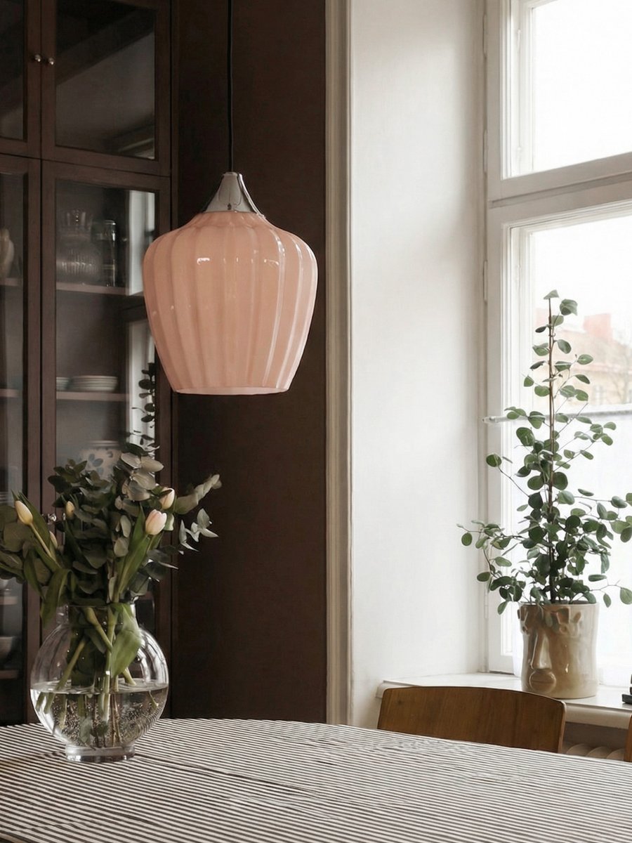 Amalfi Ø25 Aprikos taklampa från PR Home - Den vackra formen g&ouml;r Amalfi till ett elegant blickf&aring;ng &ouml;ver exempelvis matbordet, soffbordet eller i sovrummet och passar b&aring;de klassiska och moderna milj&ouml;er.