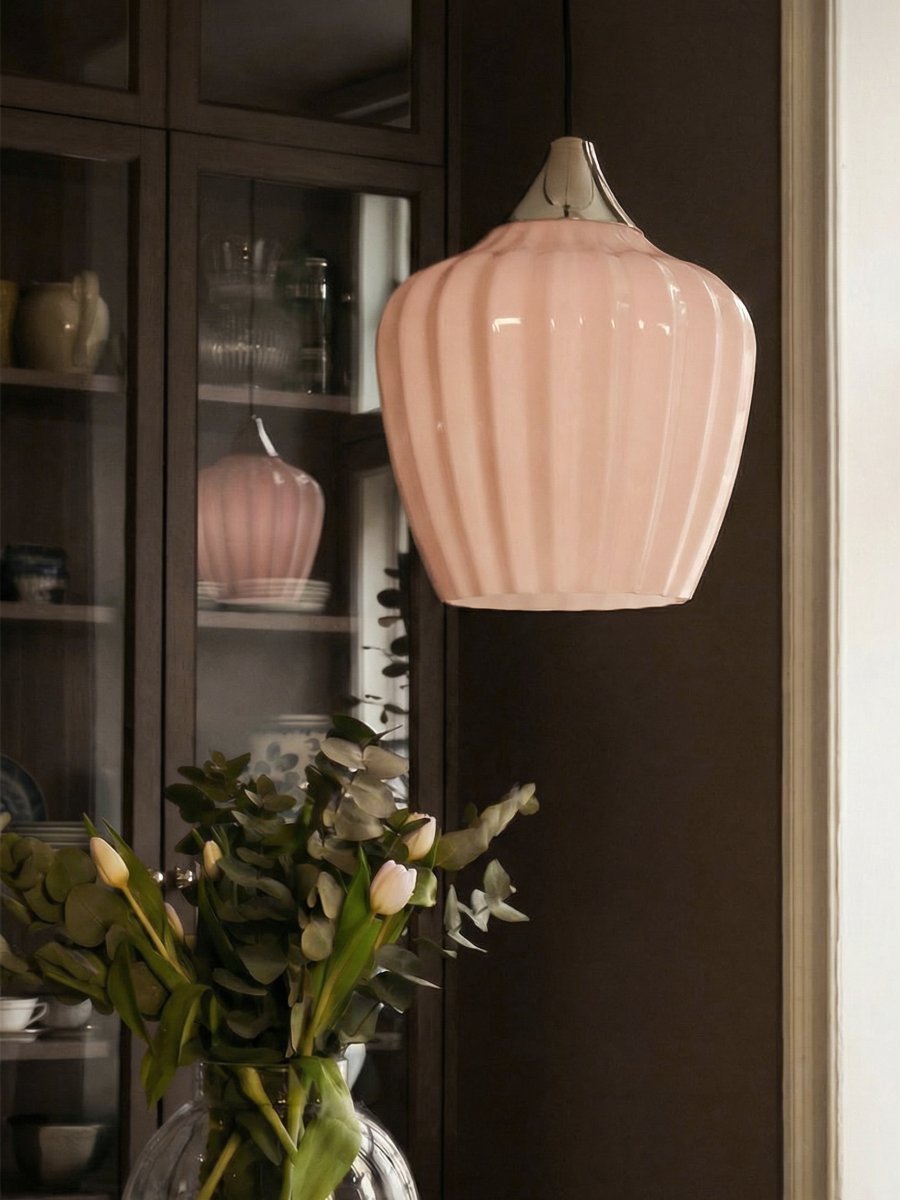 Amalfi Ø25 Aprikos taklampa från PR Home - Den vackra formen g&ouml;r Amalfi till ett elegant blickf&aring;ng &ouml;ver exempelvis matbordet, soffbordet eller i sovrummet och passar b&aring;de klassiska och moderna milj&ouml;er.