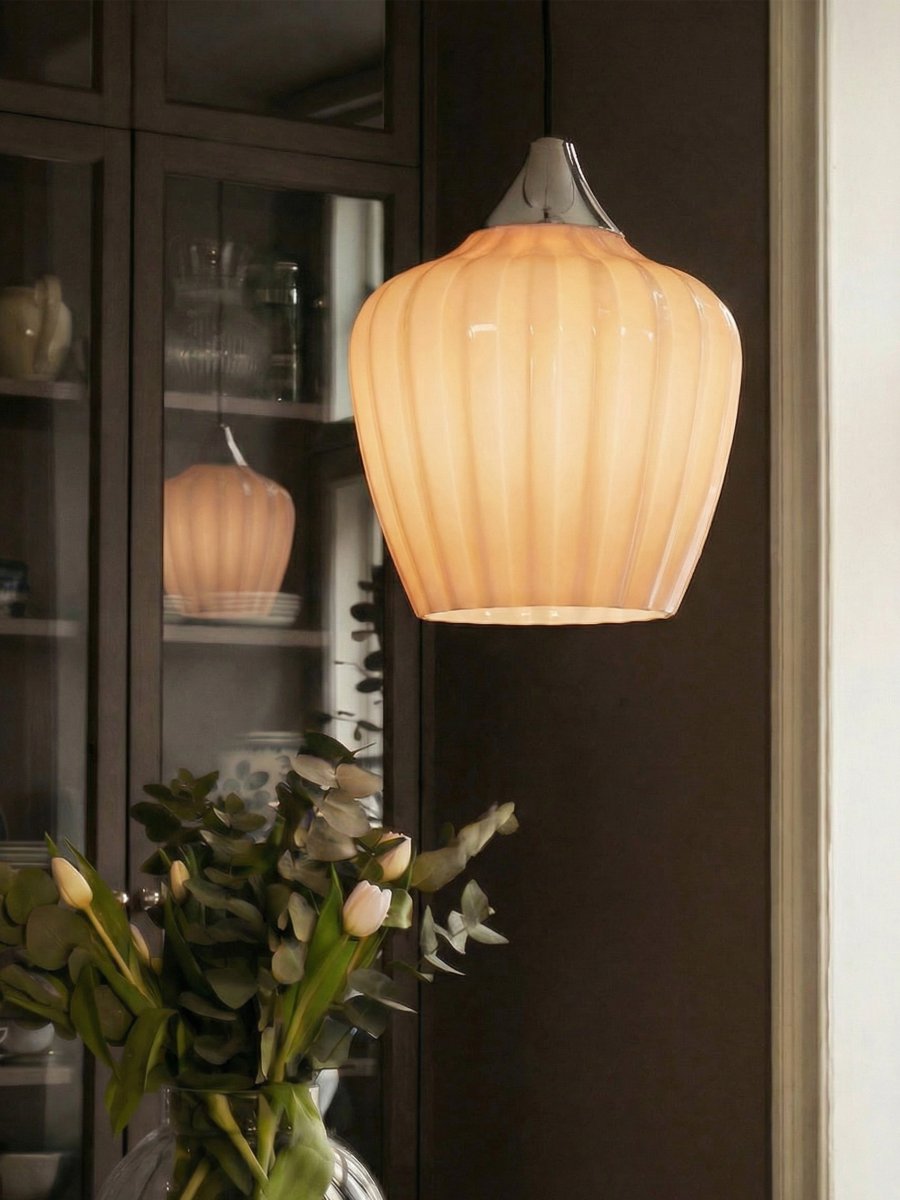 Amalfi Ø25 Aprikos taklampa från PR Home - Den vackra formen g&ouml;r Amalfi till ett elegant blickf&aring;ng &ouml;ver exempelvis matbordet, soffbordet eller i sovrummet och passar b&aring;de klassiska och moderna milj&ouml;er.