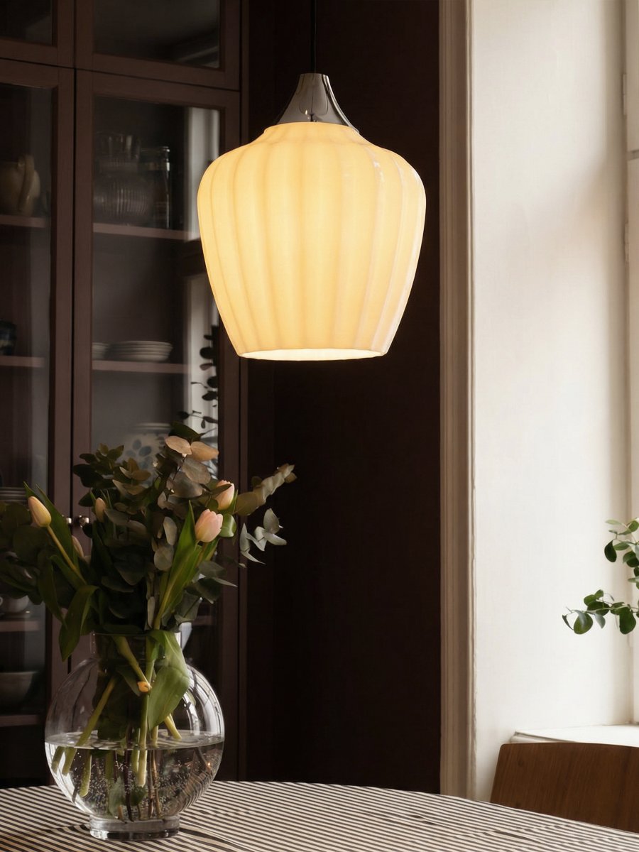 Amalfi Ø25 Vit taklampa från PR Home - Den vackra formen g&ouml;r Amalfi till ett elegant blickf&aring;ng &ouml;ver exempelvis matbordet, soffbordet eller i sovrummet och passar b&aring;de klassiska och moderna milj&ouml;er.
