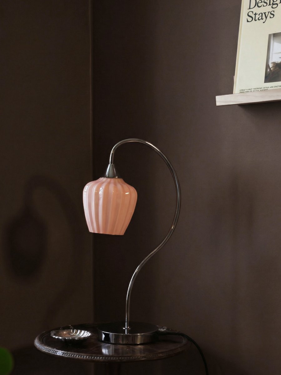 Amalfi 50cm Aprikos bordslampa från PR Home - Det r&auml;fflade glaset i en varm aprikosf&auml;rgad ton kombineras med en blank kromf&auml;rgad fot och en vackert sv&auml;ngd arm.