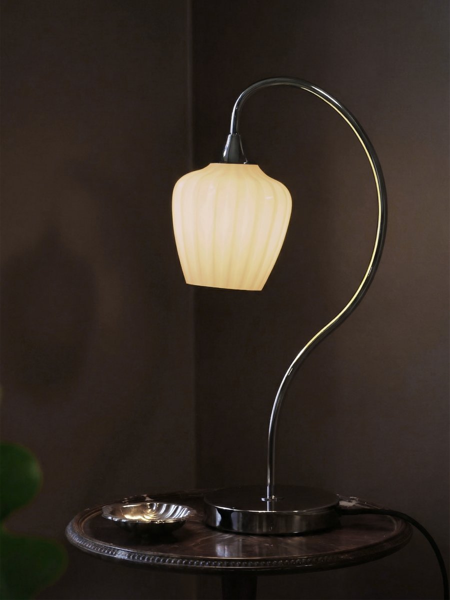 Amalfi 50cm Aprikos bordslampa från PR Home - Det r&auml;fflade glaset i en varm aprikosf&auml;rgad ton kombineras med en blank kromf&auml;rgad fot och en vackert sv&auml;ngd arm.