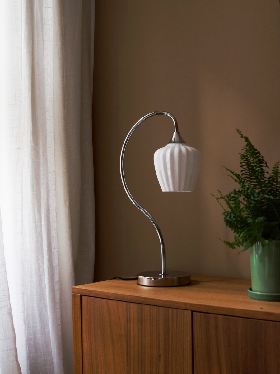 Amalfi 50cm Vit bordslampa från PR Home - Amalfi bordslampa har en elegant och tidl&ouml;s design med den karakteristiska mjuka formen inspirerad av sn&ouml;droppens blomma.