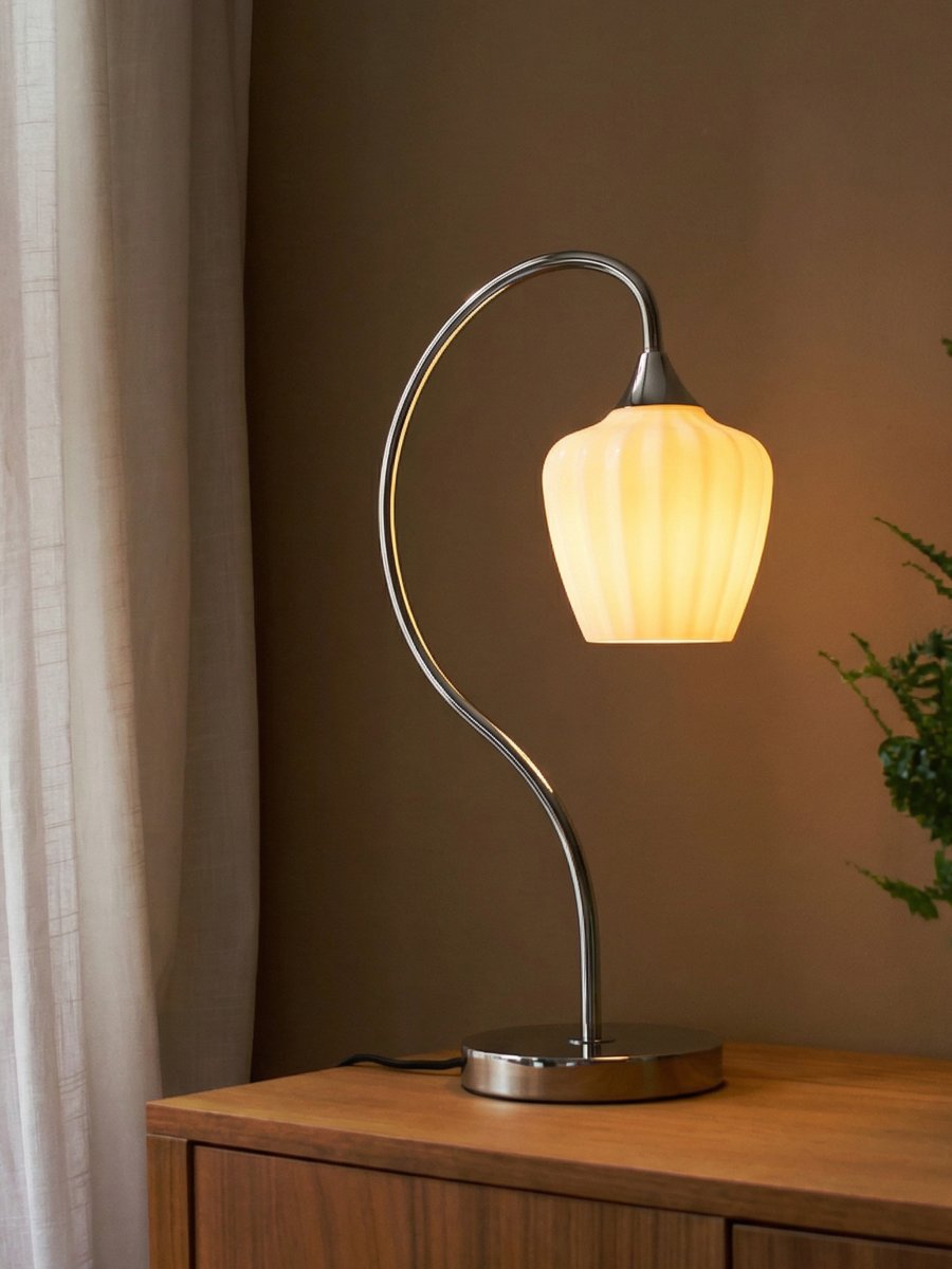 Amalfi 50cm Vit bordslampa från PR Home - Amalfi bordslampa har en elegant och tidl&ouml;s design med den karakteristiska mjuka formen inspirerad av sn&ouml;droppens blomma.