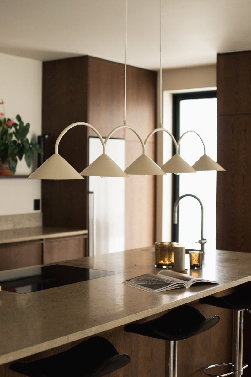 Curve 165cm Beige taklampa från Globen Lighting - Pendeln &auml;r tillverkad i mattlackerad metall med fem sk&auml;rmar och levereras med tv&aring; 200 cm textilkablar samt matchande takkopp.