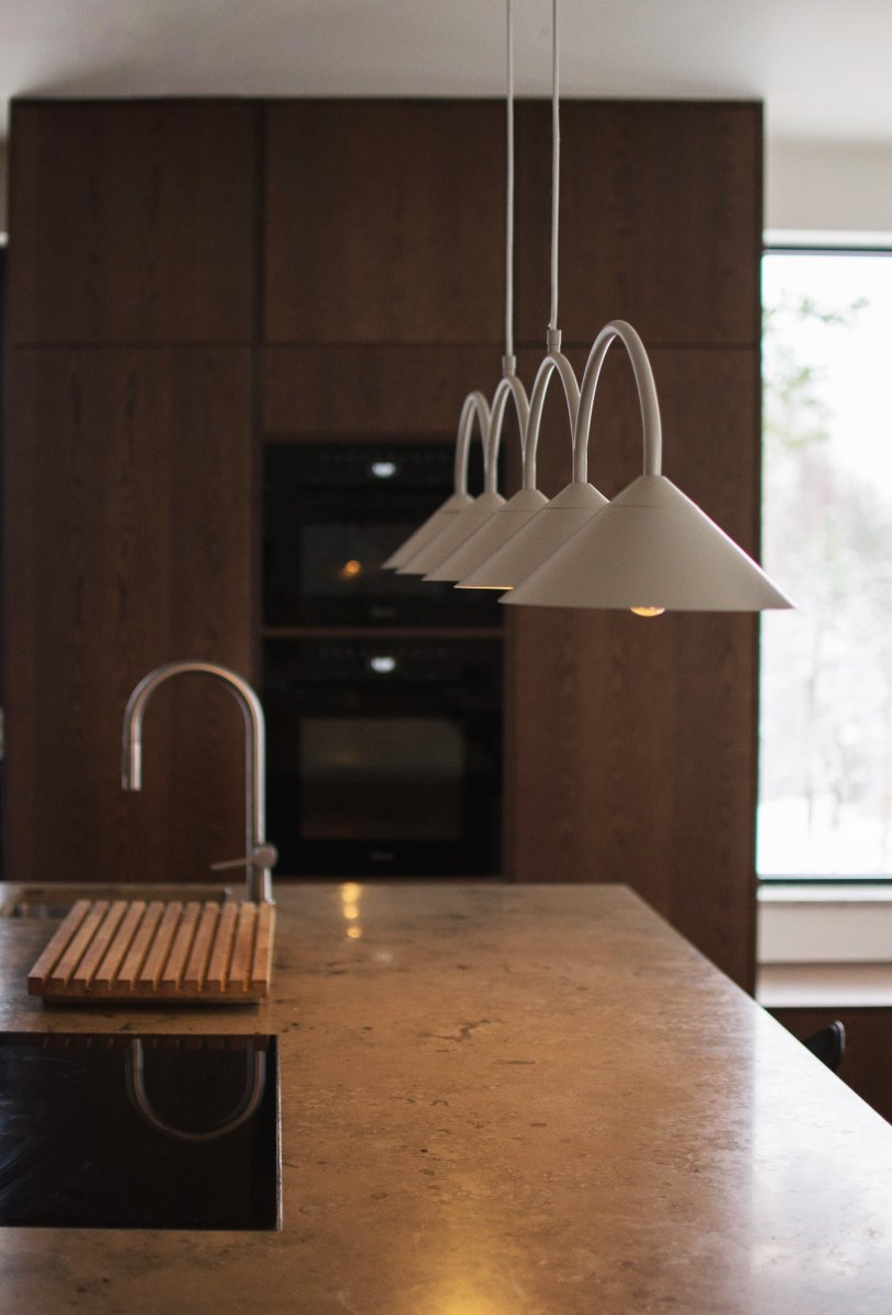 Curve 165cm Beige taklampa från Globen Lighting - Pendeln &auml;r tillverkad i mattlackerad metall med fem sk&auml;rmar och levereras med tv&aring; 200 cm textilkablar samt matchande takkopp.