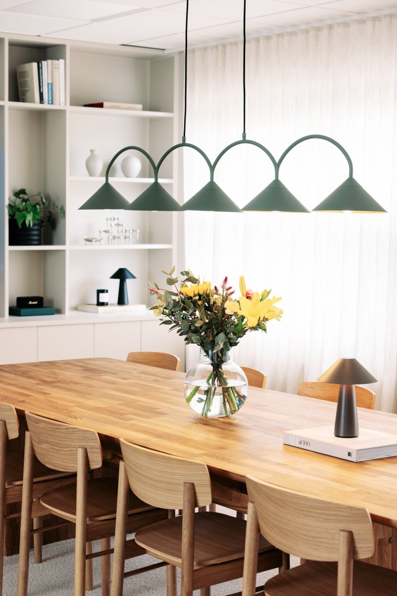 Curve 165cm Mossgrön taklampa från Globen Lighting - Pendeln &auml;r tillverkad i mattlackerad metall med fem sk&auml;rmar och levereras med tv&aring; 200 cm textilkablar samt matchande takkopp.