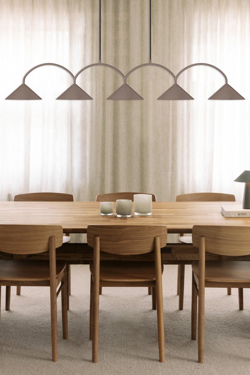 Curve 165cm Brun taklampa från Globen Lighting - Pendeln &auml;r tillverkad i mattlackerad metall med fem sk&auml;rmar och levereras med tv&aring; 200 cm textilkablar samt matchande takkopp.