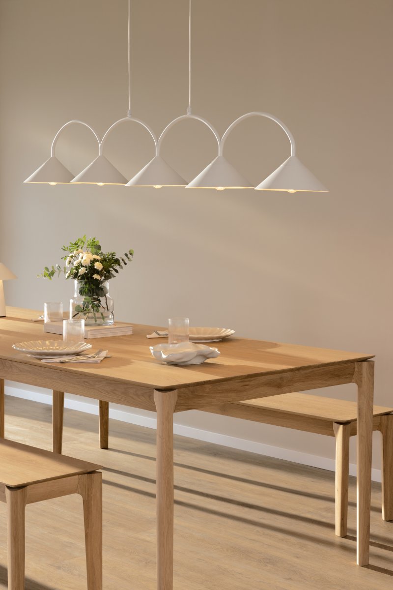 Curve 165cm Vit taklampa från Globen Lighting - Pendeln &auml;r tillverkad i mattlackerad metall med fem sk&auml;rmar och levereras med tv&aring; 200 cm textilkablar samt matchande takkopp.