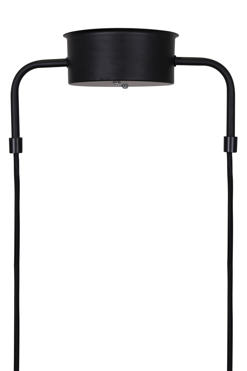 Curve 165cm Svart taklampa från Globen Lighting - Pendeln &auml;r tillverkad i mattlackerad metall med fem sk&auml;rmar och levereras med tv&aring; 200 cm textilkablar samt matchande takkopp.