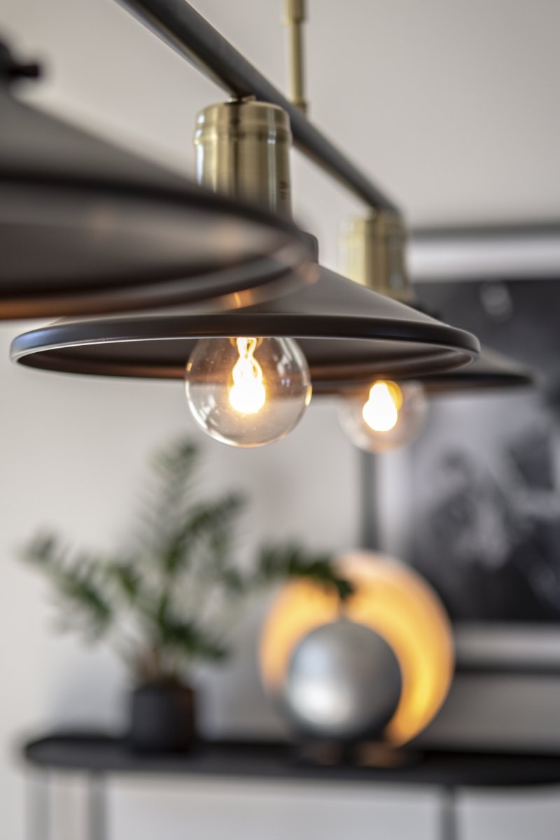 Disc 96cm Svart taklampa från Globen Lighting - Lampan &auml;r utrustad med tv&aring; 120 cm textilkablar och en takkopp i svart metall.