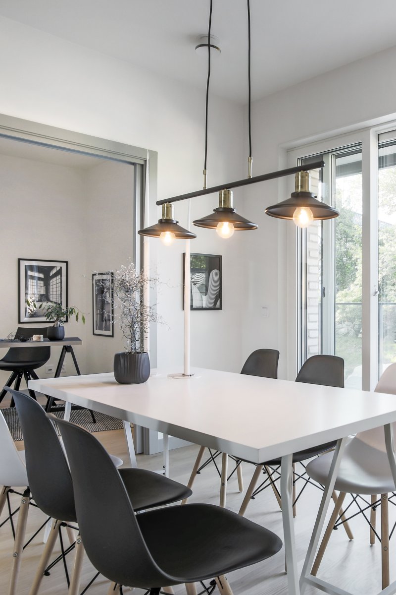 Disc 96cm Svart taklampa från Globen Lighting - Lampan &auml;r utrustad med tv&aring; 120 cm textilkablar och en takkopp i svart metall.