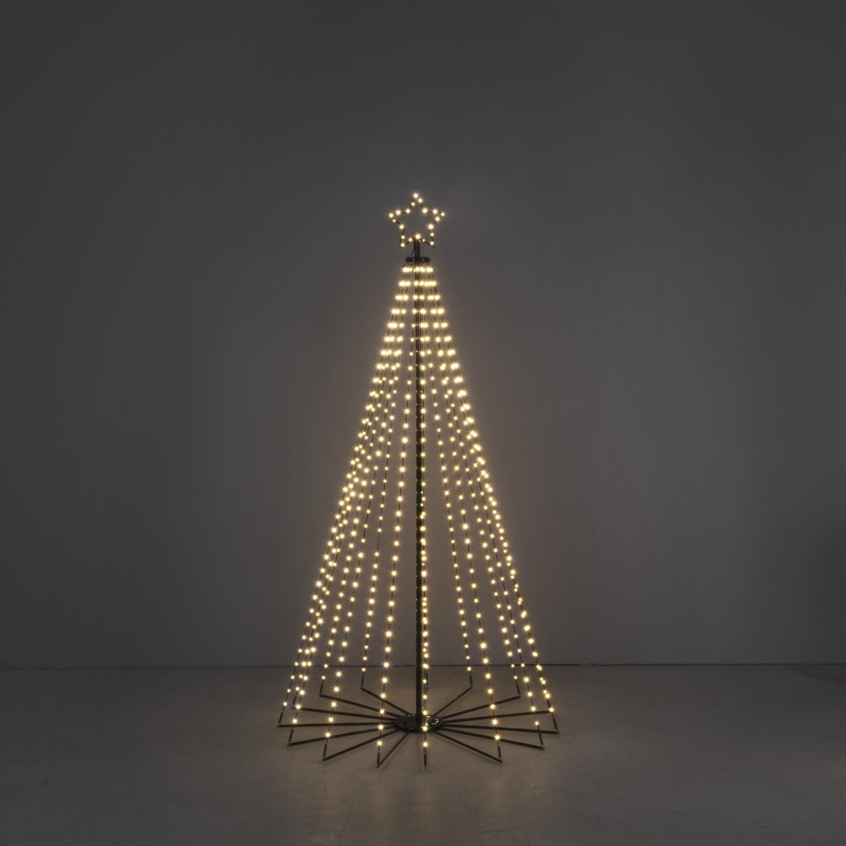 Julgran i metall 1,8m Svart från Konstsmide - Denna julgran i metall med stj&auml;rna och integrerad LED-belysning &auml;r en stilfull och modern tolkning av den klassiska julgranen.